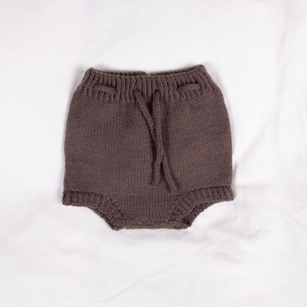 Strikk Bleiebukse Kamelia - garnpakke fra Bluum i Sunset in Sahara