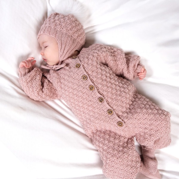 Strikkedress Hompetitten - garnpakke i Bluum Pure Eco Baby Wool
