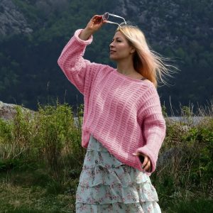 Strikkegenser Bjørk til dame - garnpakke fra Bluum i Fluffy