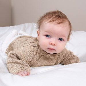 Strikkegenser Kamelia med bleiebukse - garnpakke fra Bluum i Sunset in Sahara