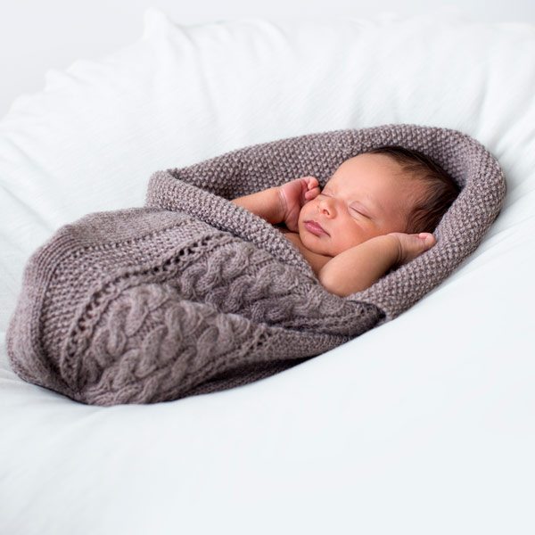 Flette_brun_hoved_600.jpg Strikk Kosepose Flette - garnpakke i Bluum Pure Eco Baby Wool