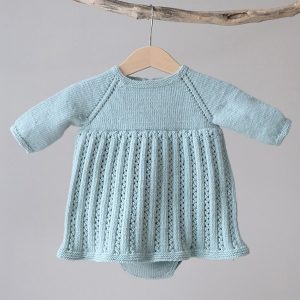 Strikk Babykjole Ida m/body - garnpakke i Bluum Soft Merino Ull