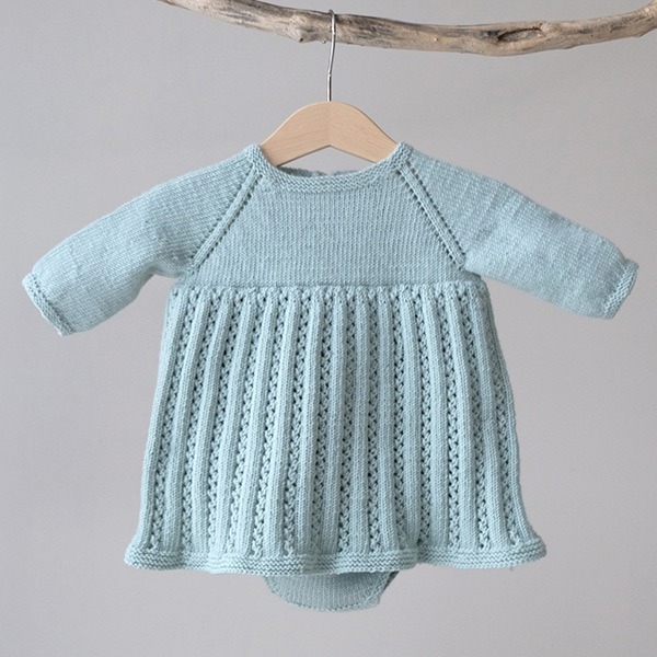 Strikk Babykjole Ida m/body - garnpakke i Bluum Soft Merino Ull