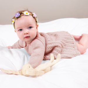 Strikk Babykjole Ida m/body - garnpakke i Bluum Soft Merino Ull