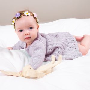 Strikk Babykjole Ida m/body - garnpakke i Bluum Soft Merino Ull