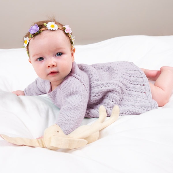 Strikk Babykjole Ida m/body - garnpakke i Bluum Soft Merino Ull