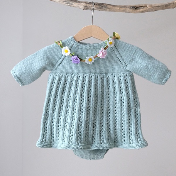 Strikk Babykjole Ida m/body - garnpakke i Bluum Soft Merino Ull
