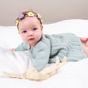 Strikk Babykjole Ida m/body - garnpakke i Bluum Soft Merino Ull