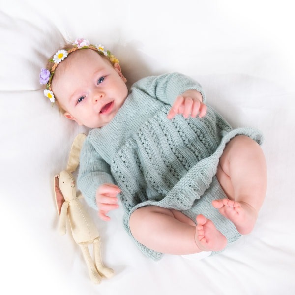 Strikk Babykjole Ida m/body - garnpakke i Bluum Soft Merino Ull