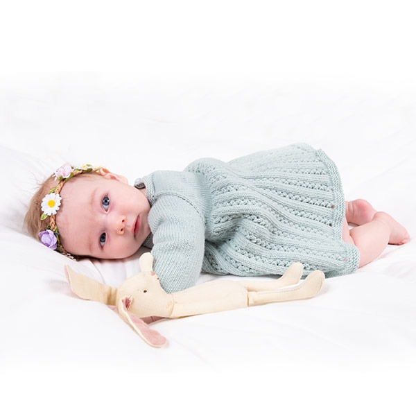 Strikk Babykjole Ida m/body - garnpakke i Bluum Soft Merino Ull