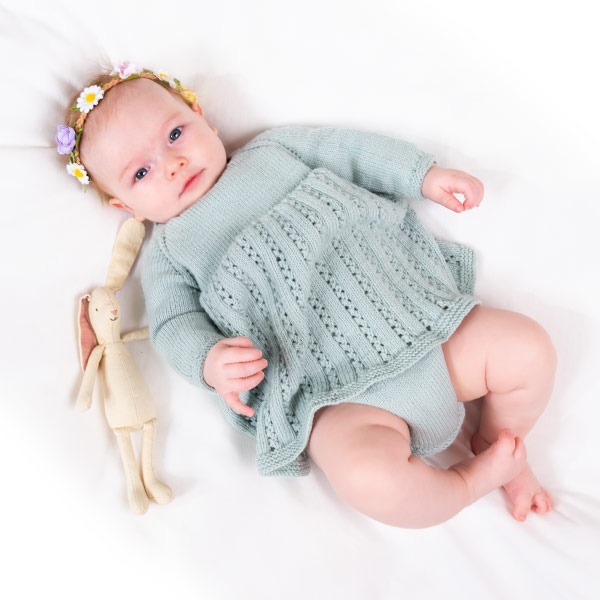 Strikk Babykjole Ida m/body - garnpakke i Bluum Soft Merino Ull