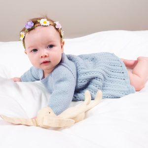 Strikk Babykjole Ida m/body - garnpakke i Bluum Soft Merino Ull