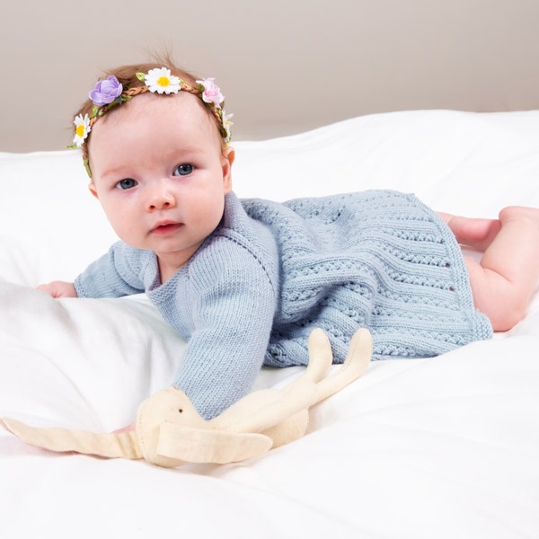 Strikk Babykjole Ida m/body - garnpakke i Bluum Soft Merino Ull