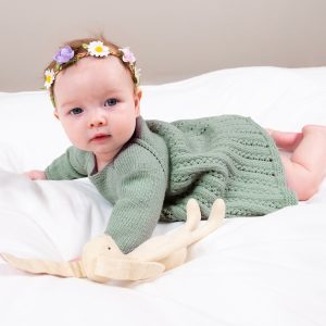 Strikk Babykjole Ida m/body - garnpakke i Bluum Soft Merino Ull