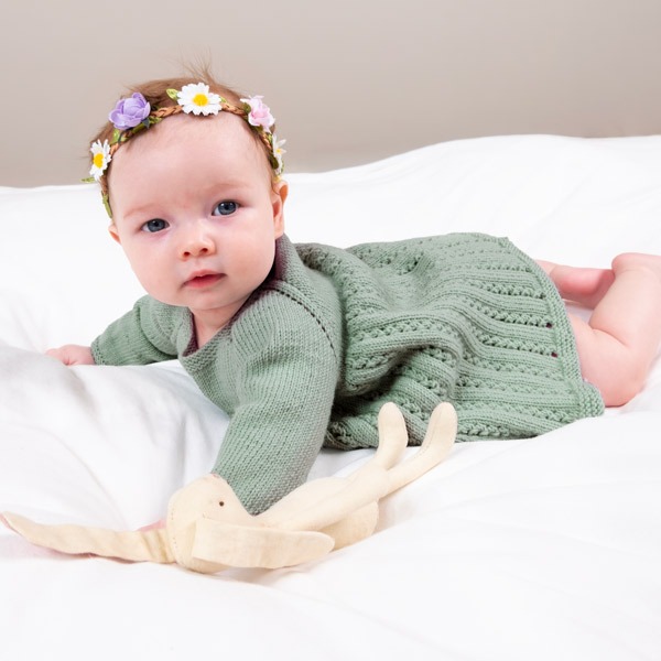 Strikk Babykjole Ida m/body - garnpakke i Bluum Soft Merino Ull