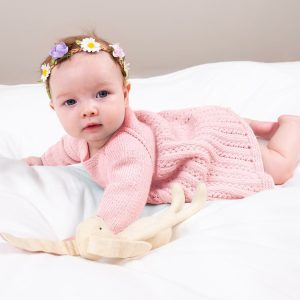 Strikk Babykjole Ida m/body - garnpakke i Bluum Soft Merino Ull
