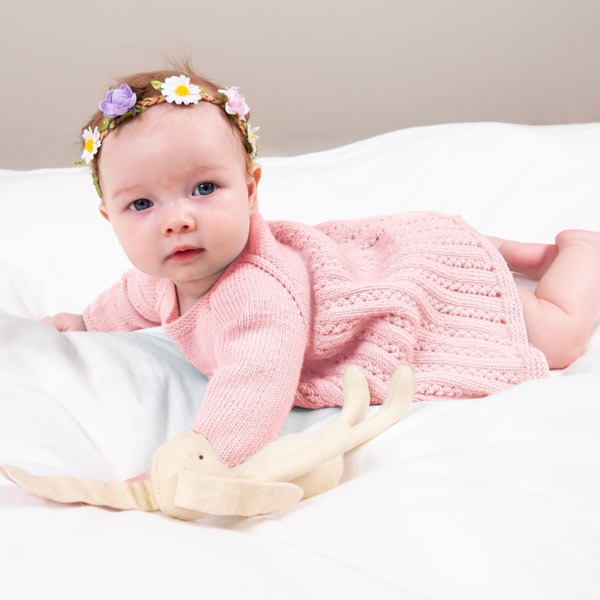 Strikk Babykjole Ida m/body - garnpakke i Bluum Soft Merino Ull