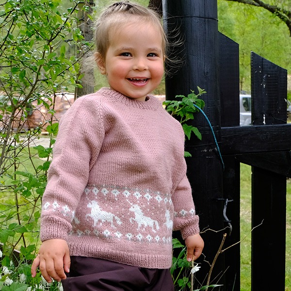 Strikkegenser-Enhjrning-gar-4.jpeg Strikkegenser Enhjørning - garnpakke i Bluum Pure Eco Baby Wool