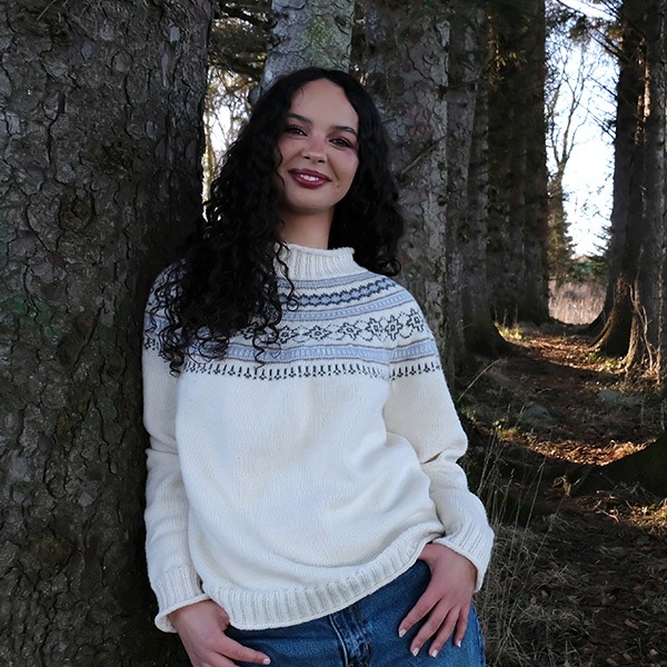 Strikkegenser Ingrid til dame - garnpakke i Bluum Soft Merino Ull