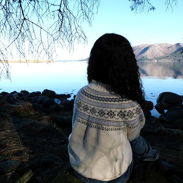 Strikkegenser Ingrid til dame - garnpakke i Bluum Soft Merino Ull