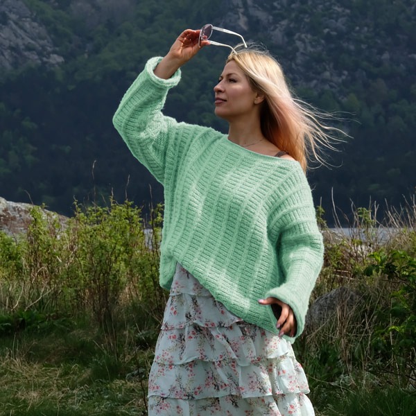 Strikkegenser-Bjrk-til-dame-5.jpeg Strikkegenser Bjørk til dame - garnpakke fra Bluum i Fluffy