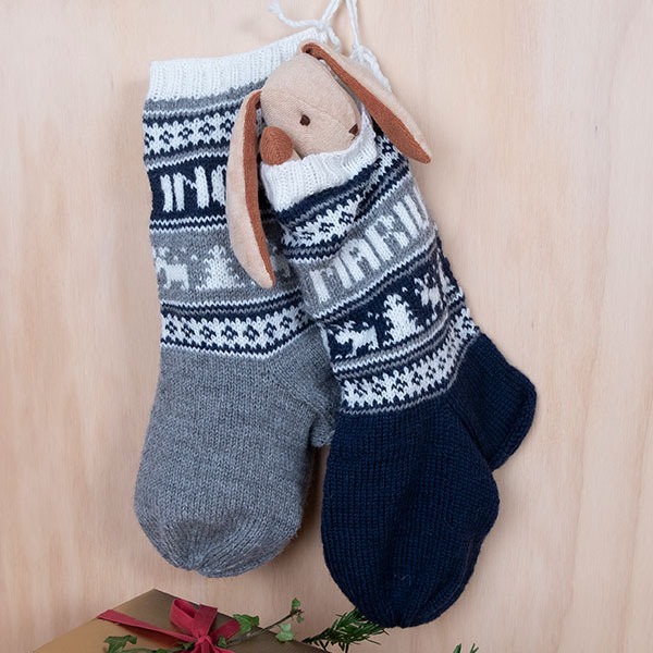 Bluum-julestrmper-med-reinsdy-4-2-1-1.jpeg Strikk Julestrømper med reinsdyr og valgfrie navn - garnpakke i Bluum Pure Eco Baby Wool