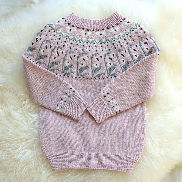 Bluum-strikk-Klokke-genseren-6-1.jpeg Strikkegenser Klokkeblomst - garnpakke i Bluum Pure Eco Baby Wool