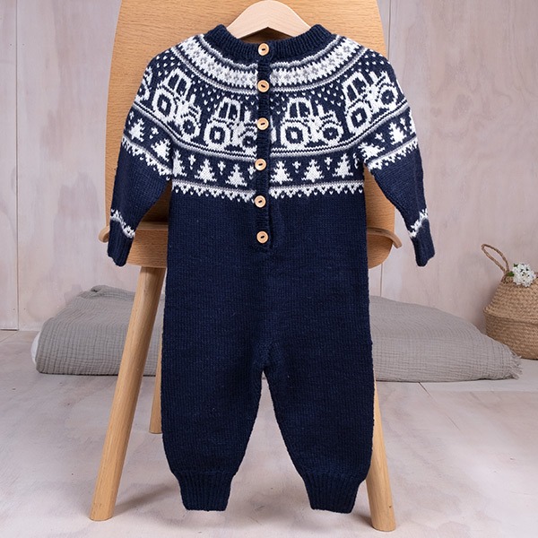 Bluum-strikkedress-Traktor-i-6-1.jpeg Strikkedress Traktor - garnpakke i Bluum Pure Eco Wool