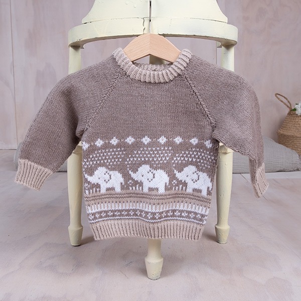 Bluum-strikkegenser-Elefante-4-2.jpeg Strikkegenser Elefantene bader - garnpakke i Bluum Soft Merino Ull