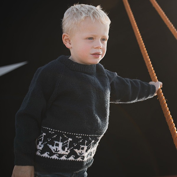 Bluum-strikkegenser-Fiskebt-3-3-1-1-1-1-1.jpeg Strikkegenser Fiskebåt i Grå-farger - garnpakke i Bluum Pure Eco Baby Wool