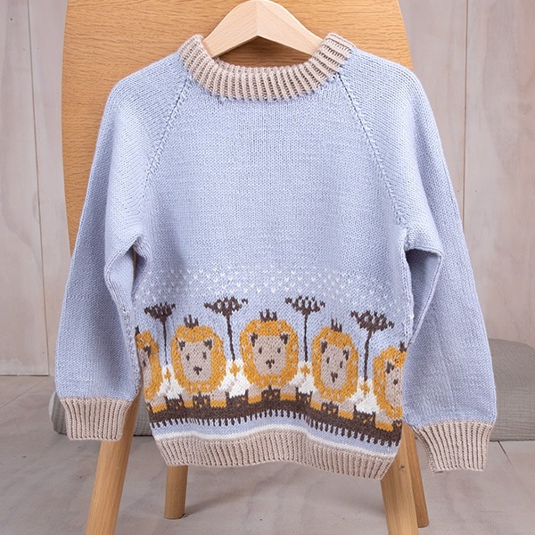 Bluum-strikkegenser-Lver-p-6-1.jpeg Strikkegenser Løver på savannen - garnpakke i Bluum Soft Merino Ull