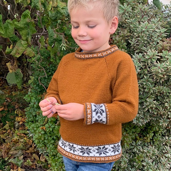 Strikkesett Åttebladsrose genser med lue - garnpakke i Bluum Pure Eco Baby Wool