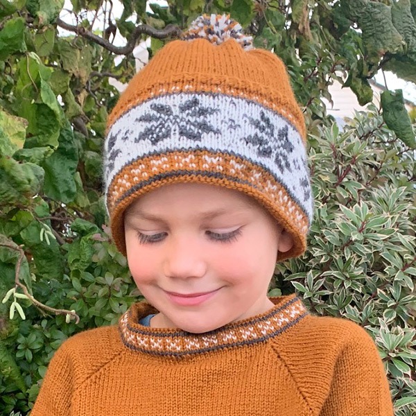 Strikkesett Åttebladsrose genser med lue - garnpakke i Bluum Pure Eco Baby Wool