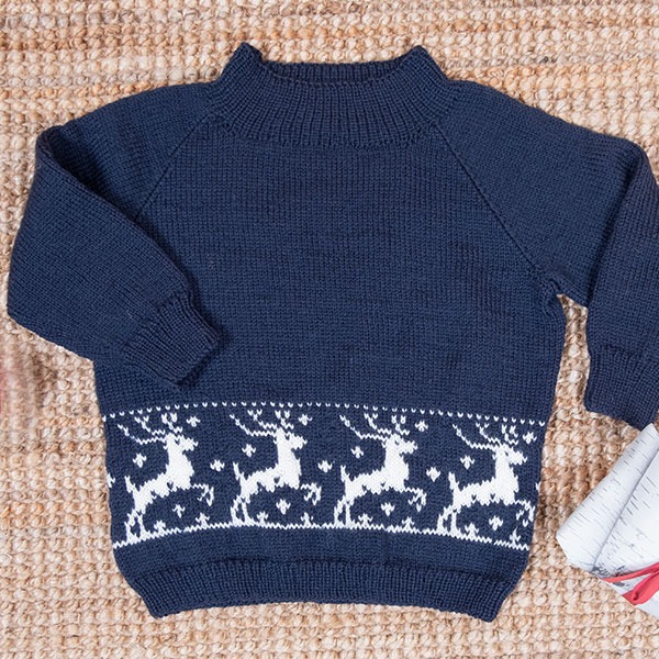 Bluum-strikkegenser-Reinsdyr-4-1-1.jpeg Strikkegenser Reinsdyr - garnpakke i Bluum Pure Eco Baby Wool