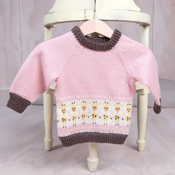Bluum-strikkegenser-Sjiraffe-4-1.jpeg Strikkegenser Sjiraffer på rad og rekke - garnpakke i Bluum Soft Merino Ull