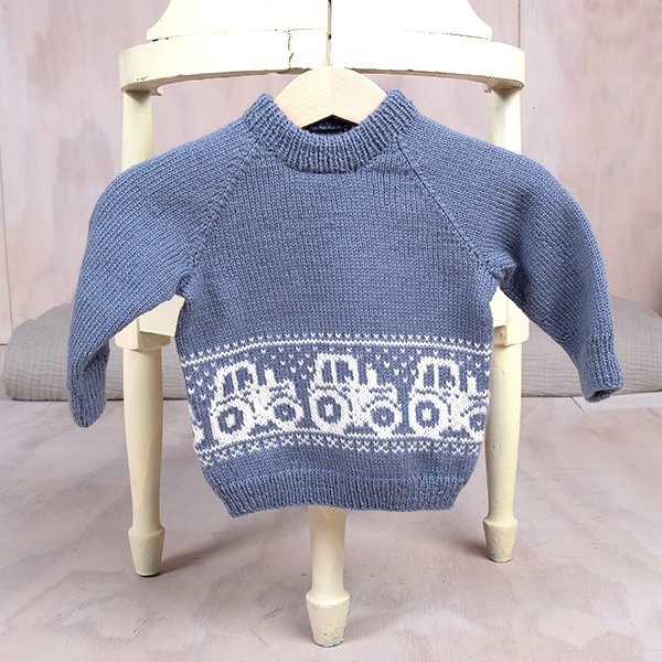 Bluum-strikkegenser-Traktorg-6-1.jpeg Strikkegenser Traktor - garnpakke i Bluum Pure Eco Baby Wool