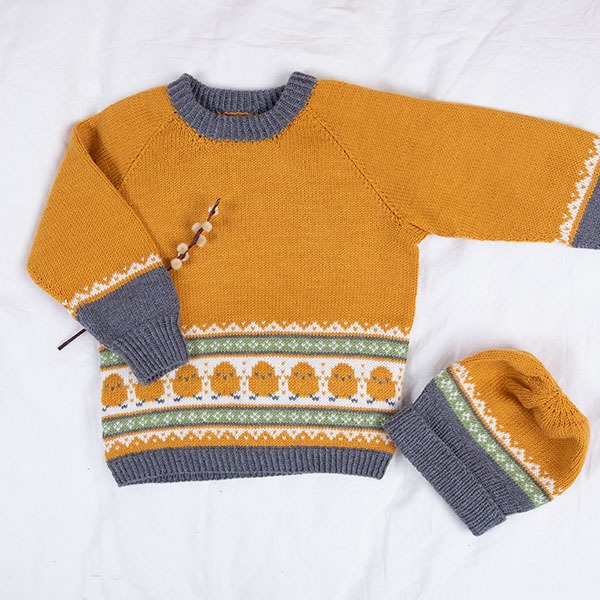 Bluum-strikkegenser-med-lue-7-1.jpeg Strikkesett Kylling genser med lue - garnpakke i Bluum Soft Merino Ull