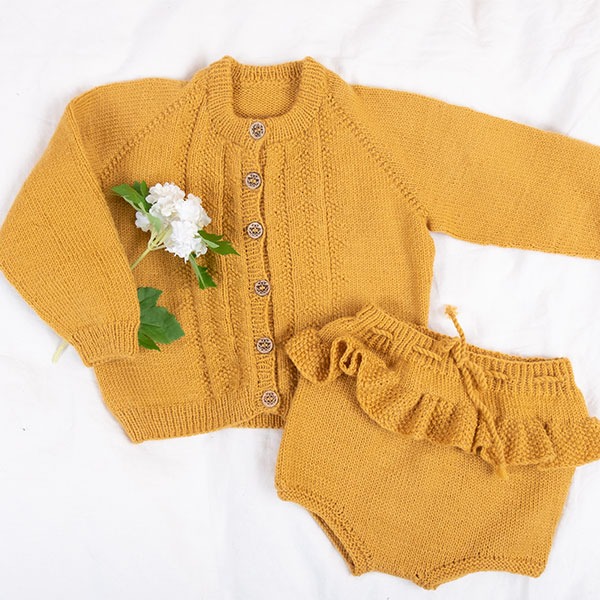 Bluum-strikkejakke-og-bloomer-7-1.jpeg Strikkejakke Hardanger og bloomer - garnpakke i Bluum Pure Eco Baby Wool