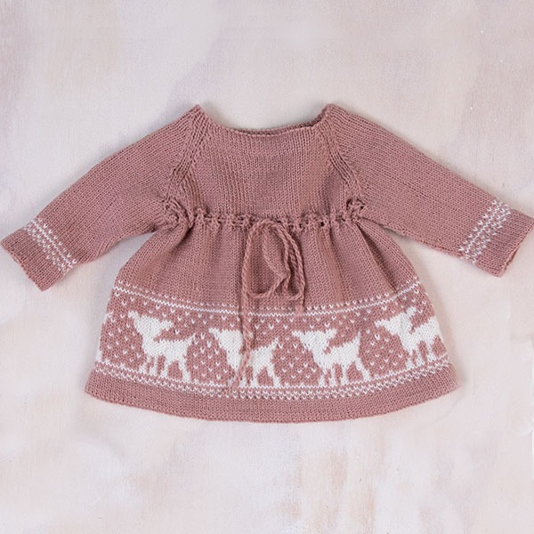 Bluum-strikkekjole-Bambi-kjo-4.jpeg Strikkekjole Bambi - garnpakke i Bluum Pure Eco Baby Wool