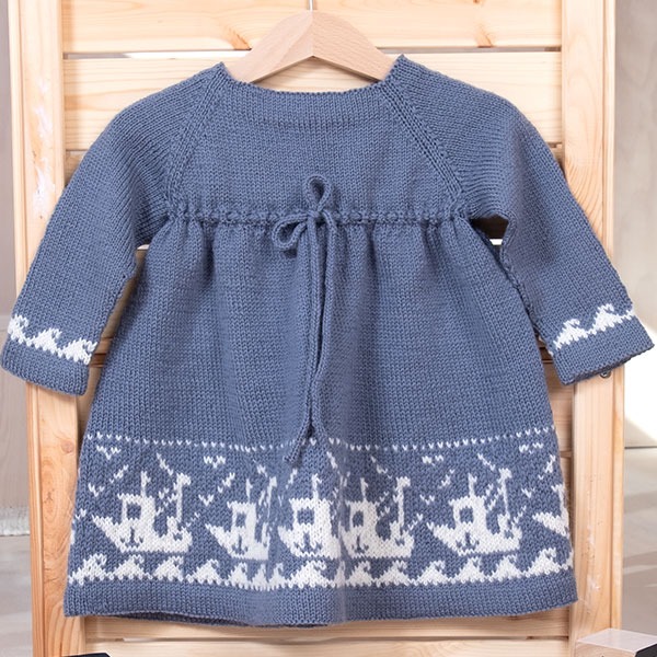 Bluum-strikkekjole-Fiskebtk-2-1.jpeg Strikkekjole Fiskebåt - garnpakke i Bluum Pure Eco Baby Wool