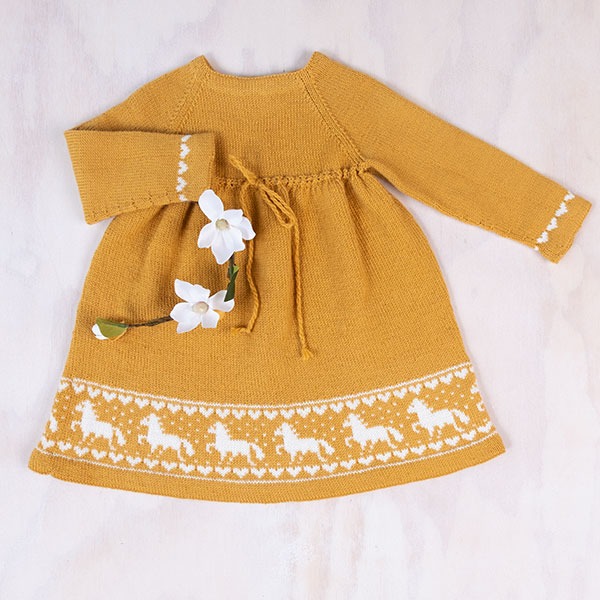 Bluum-strikkekjole-Hestekjol-4.jpeg Strikkekjole Hest - garnpakke i Bluum Pure Eco Baby Wool