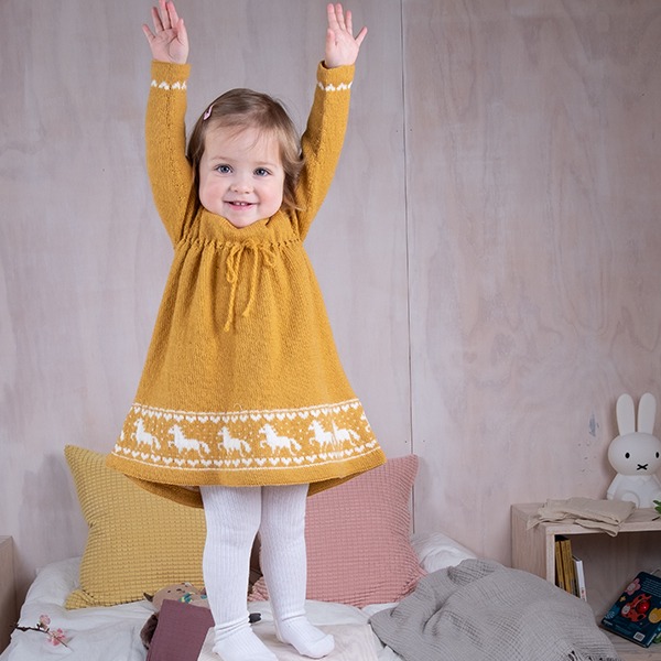 Strikkekjole Hest - garnpakke i Bluum Pure Eco Baby Wool