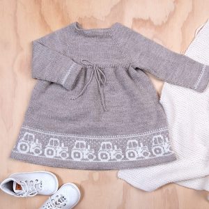 Strikkekjole Traktor - garnpakke i Bluum Pure Eco Baby Wool