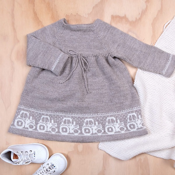 Strikkekjole Traktor - garnpakke i Bluum Pure Eco Baby Wool