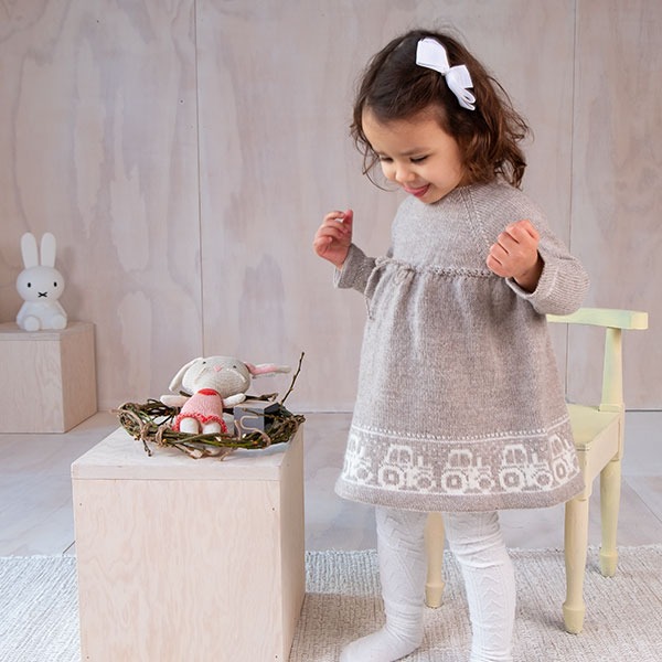 Strikkekjole Traktor - garnpakke i Bluum Pure Eco Baby Wool