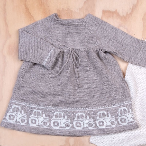 Strikkekjole Traktor - garnpakke i Bluum Pure Eco Baby Wool