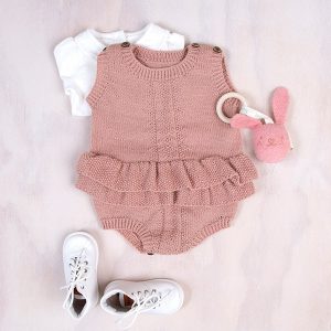 Strikkeromper Hardanger med rysjer - garnpakke i Bluum Pure Eco Baby Wool