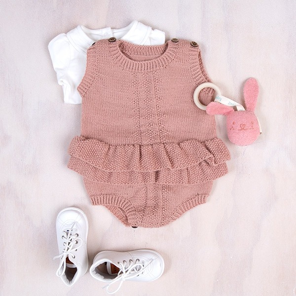 Strikkeromper Hardanger med rysjer - garnpakke i Bluum Pure Eco Baby Wool