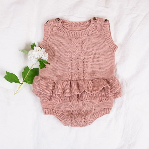 Bluum-strikkeromper-med-rysjer-7-1.jpeg Strikkeromper Hardanger med rysjer - garnpakke i Bluum Pure Eco Baby Wool