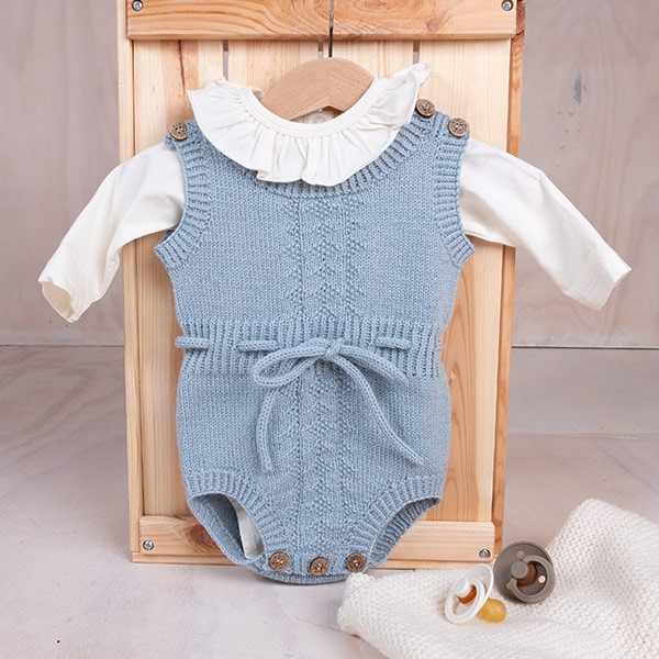 Strikkeromper Hardanger med bånd 2 stk - garnpakke i Bluum Pure Eco Baby Wool